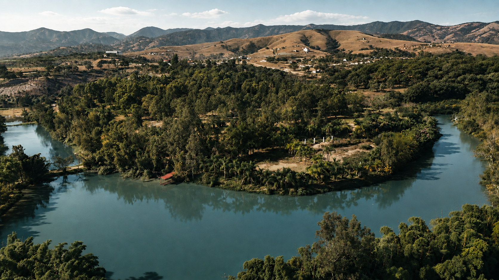 Vista aérea del entorno natural y cuerpos de agua de Monte Lago.